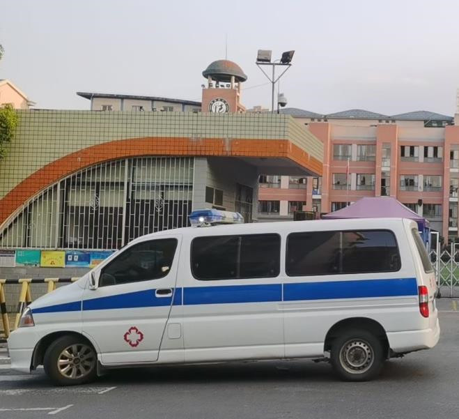 长坡镇救护车出租护送骨折病人一公里多少钱